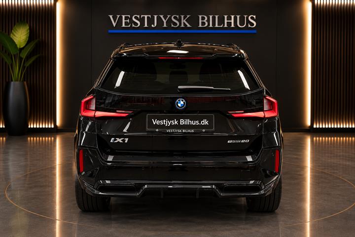 Sort BMW iX1 fra 2025