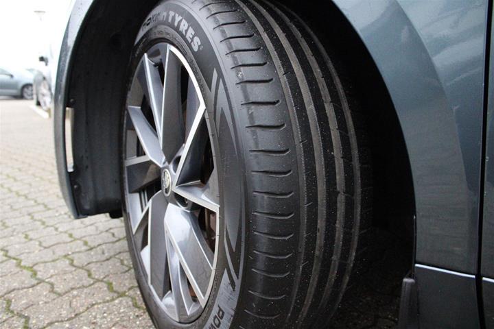 Grå Skoda Enyaq fra 2021