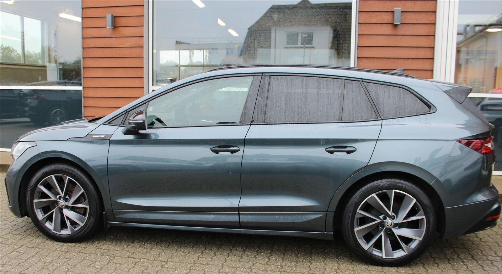 Grå Skoda Enyaq fra 2021