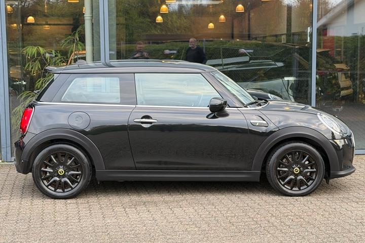 Sort Mini Cooper SE fra 2023