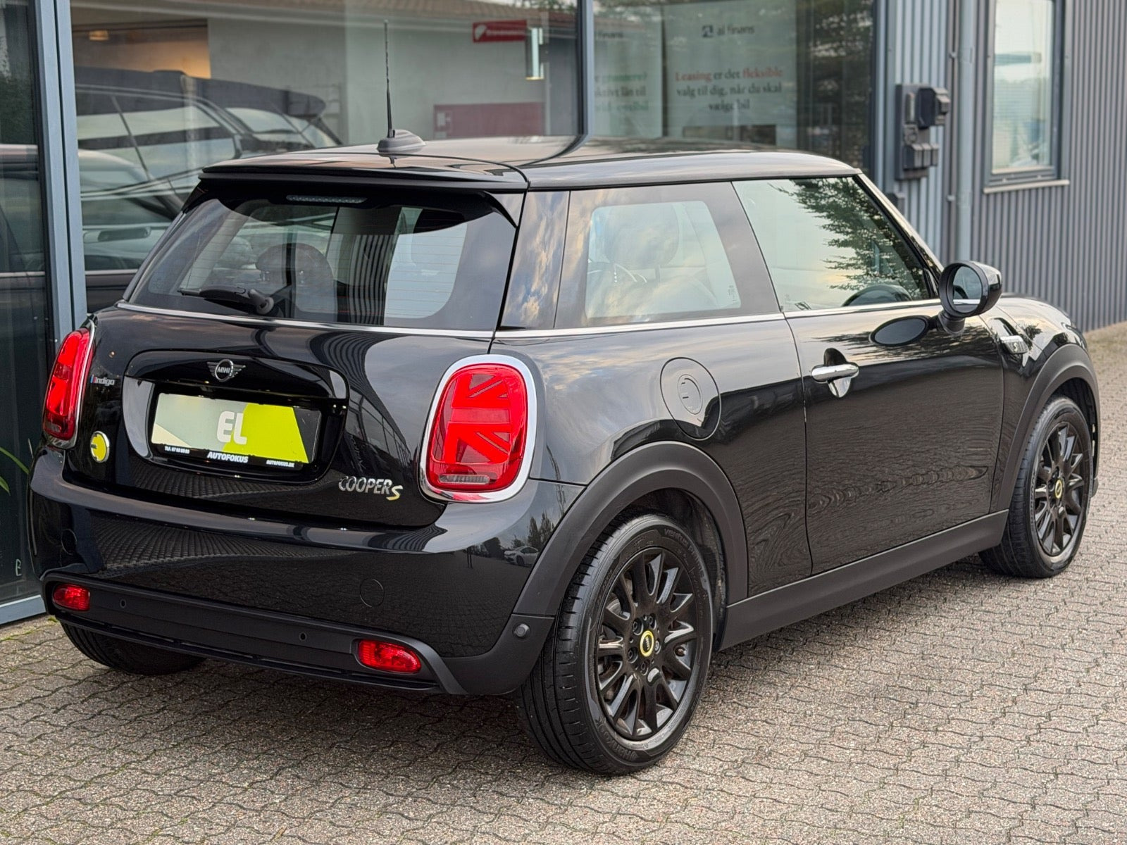 Sort Mini Cooper SE fra 2023