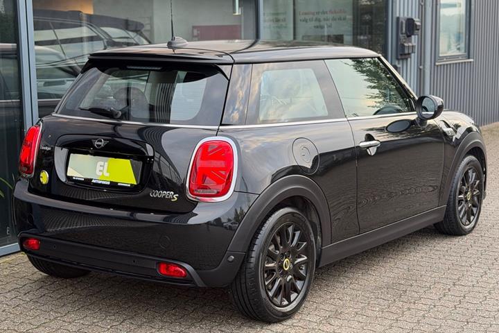 Sort Mini Cooper SE fra 2023