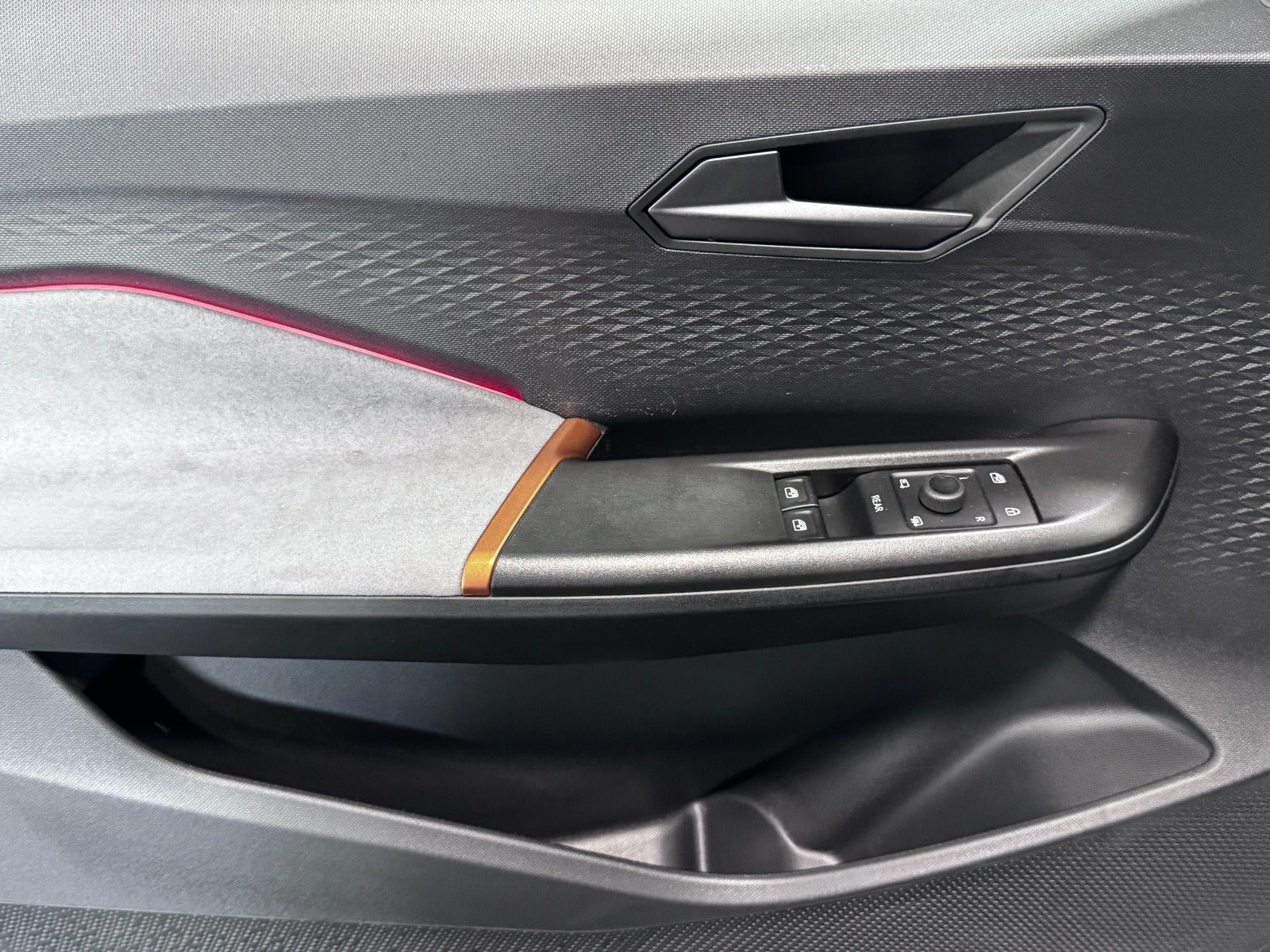 Grå Cupra Born fra 2024