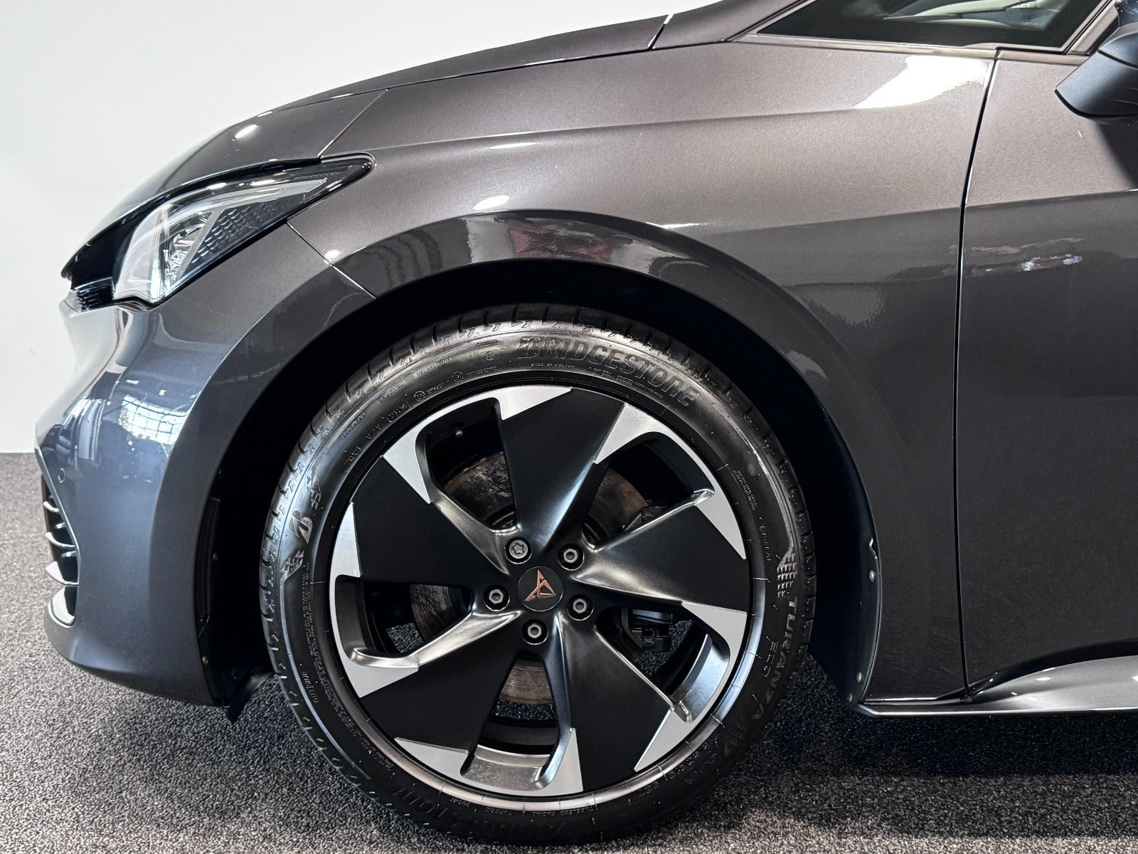 Grå Cupra Born fra 2023
