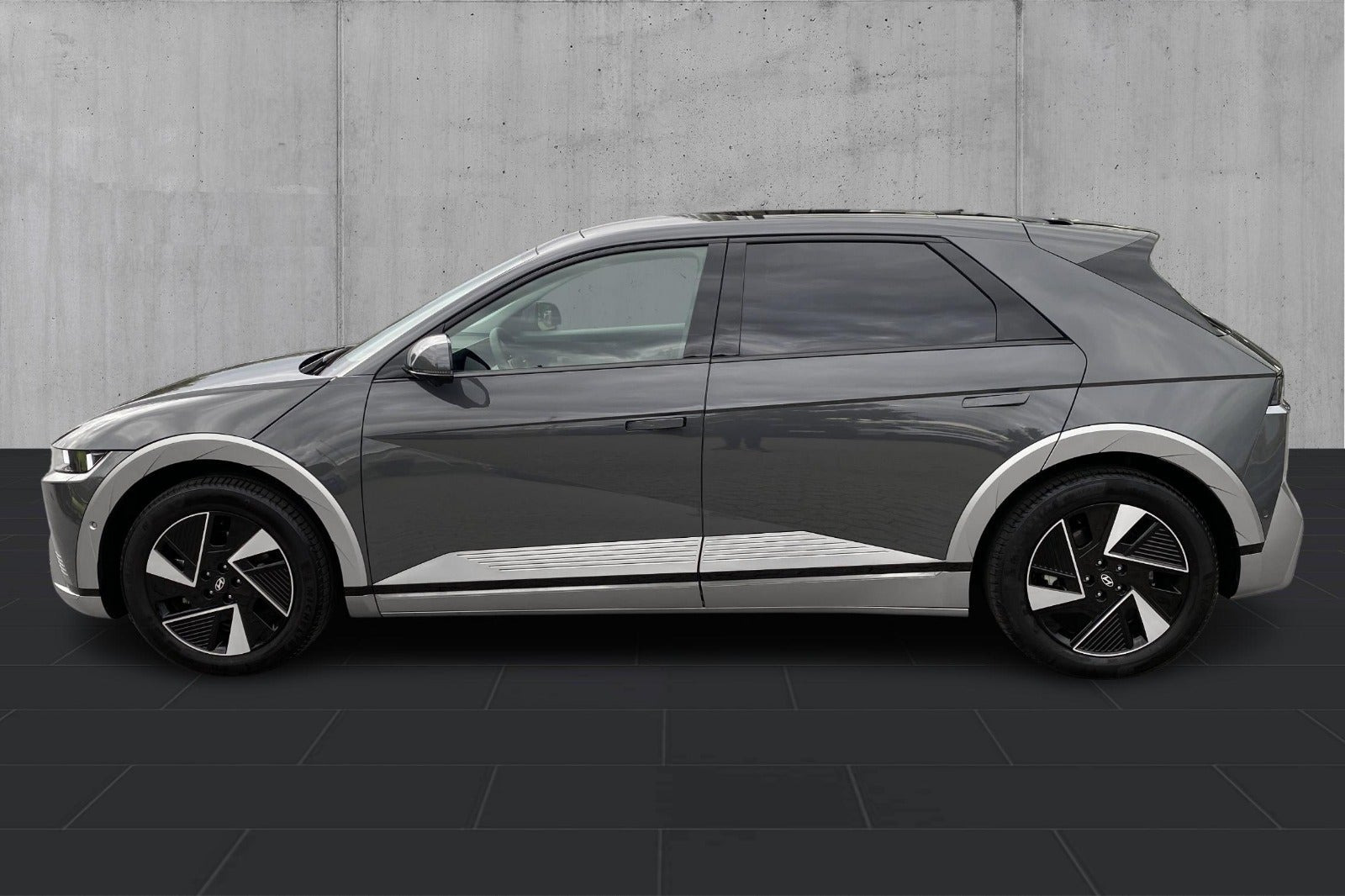Grå Hyundai Ioniq 5 fra 2025