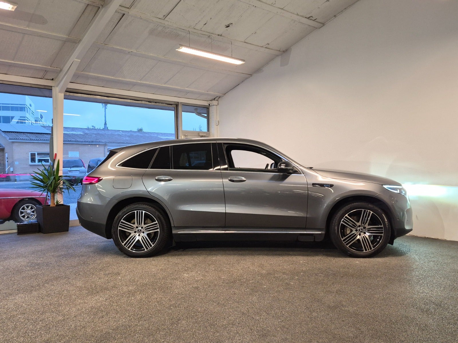 Grå Mercedes EQC400 fra 2022