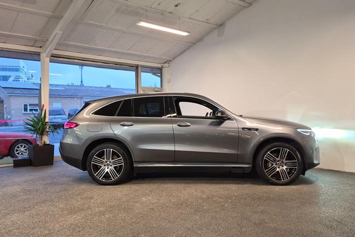 Grå Mercedes EQC400 fra 2022