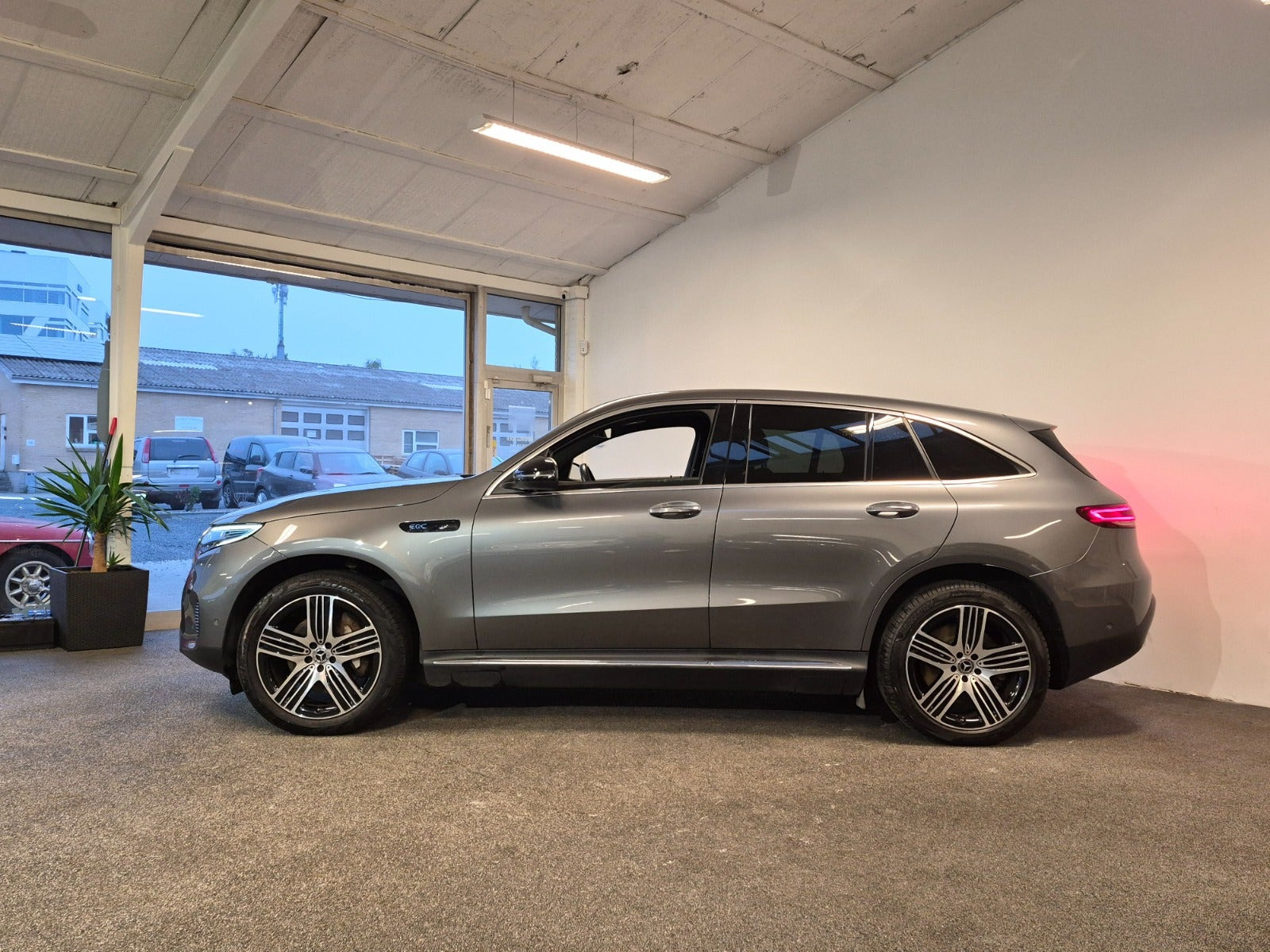 Grå Mercedes EQC400 fra 2022