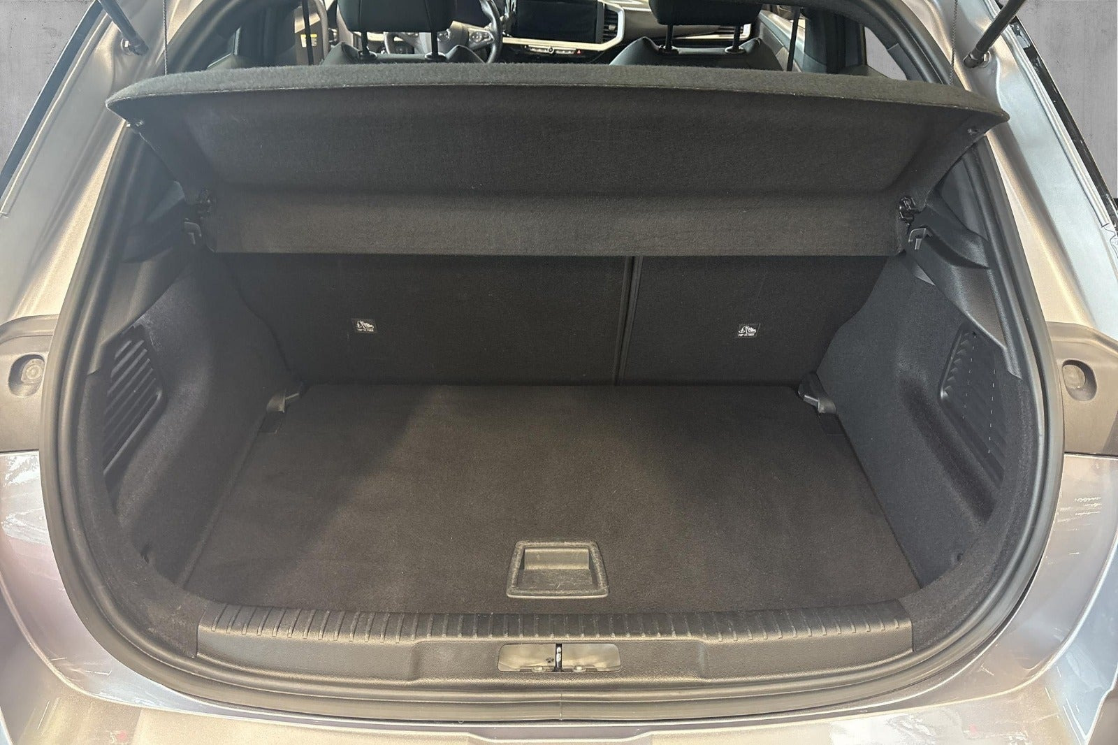 Grå Opel Mokka-e fra 2023