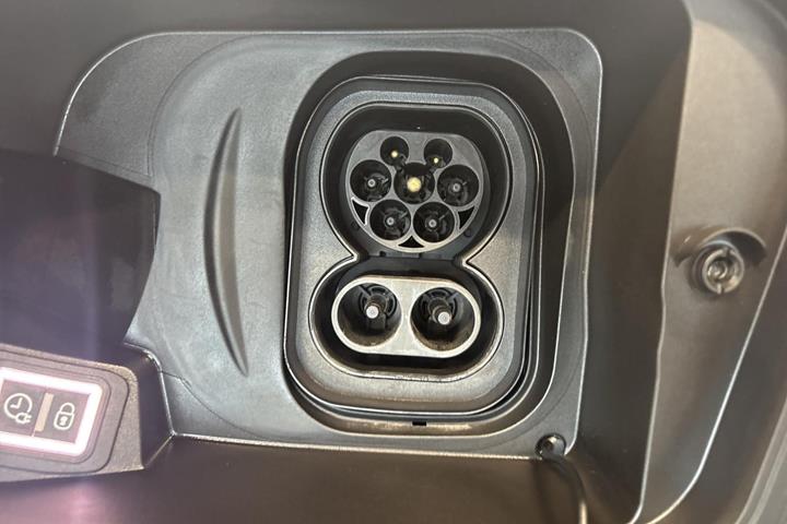 Grå Opel Mokka-e fra 2023