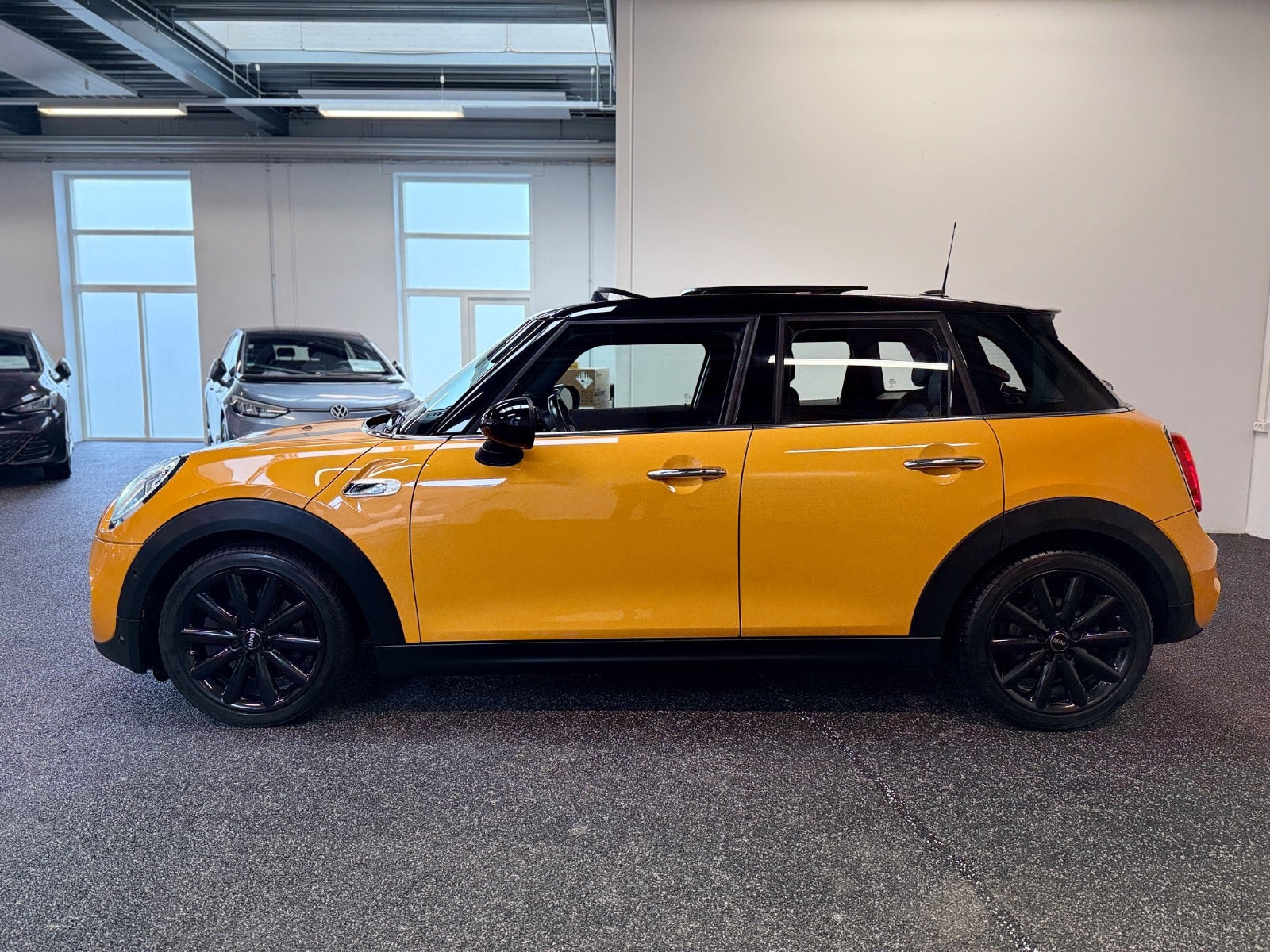 Orange Mini Cooper S fra 2017