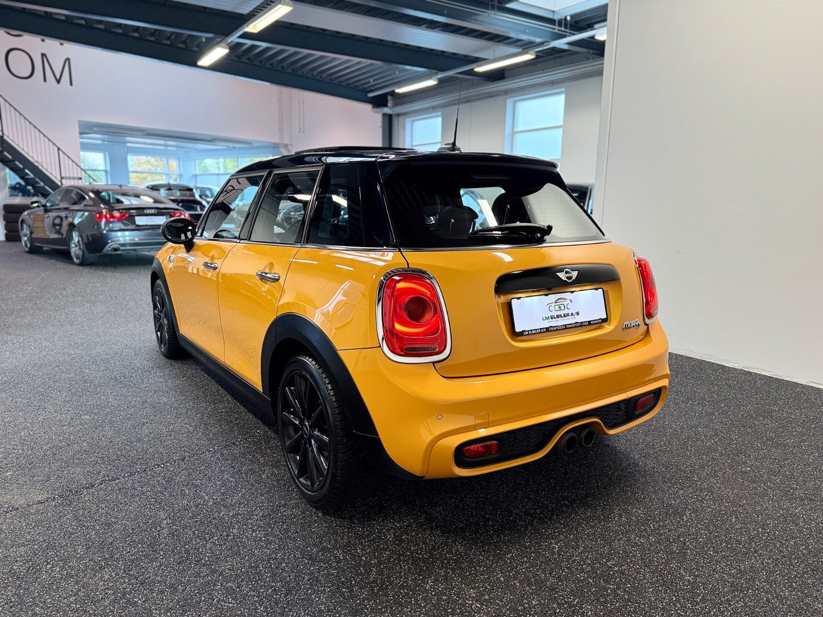 Orange Mini Cooper S fra 2017