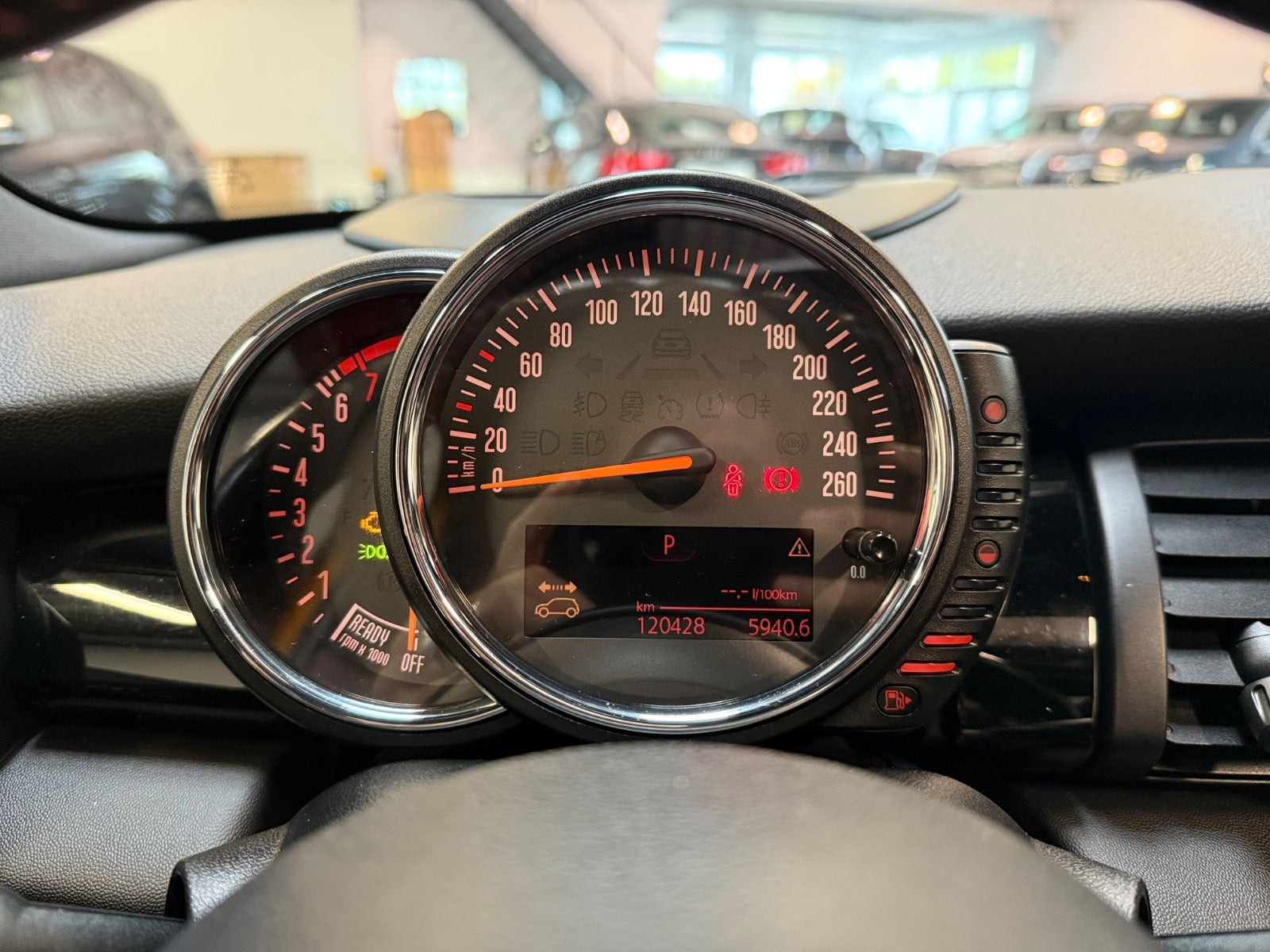 Orange Mini Cooper S fra 2017