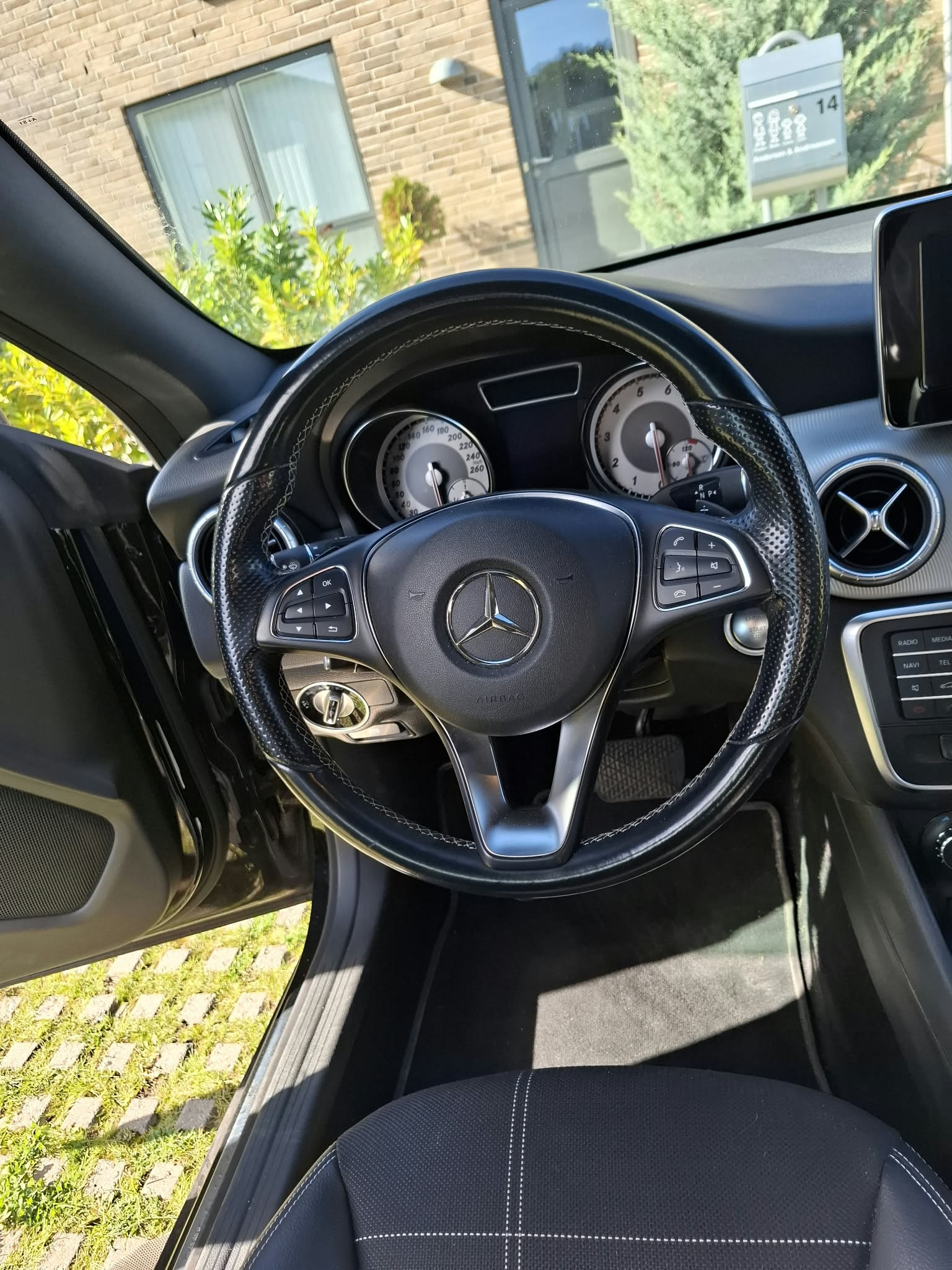 Sort Mercedes CLA fra 2015