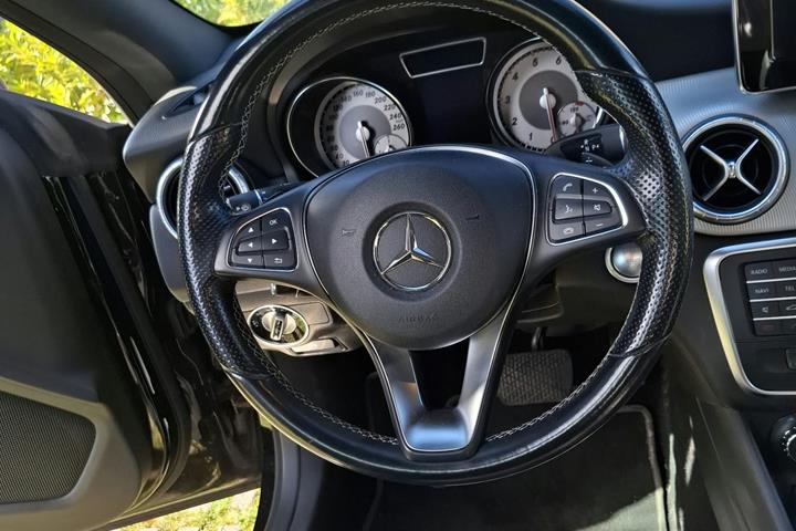 Sort Mercedes CLA fra 2015