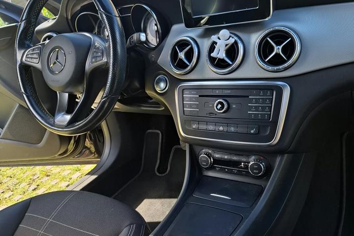 Sort Mercedes CLA fra 2015