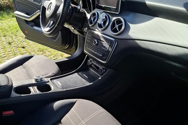 Sort Mercedes CLA fra 2015