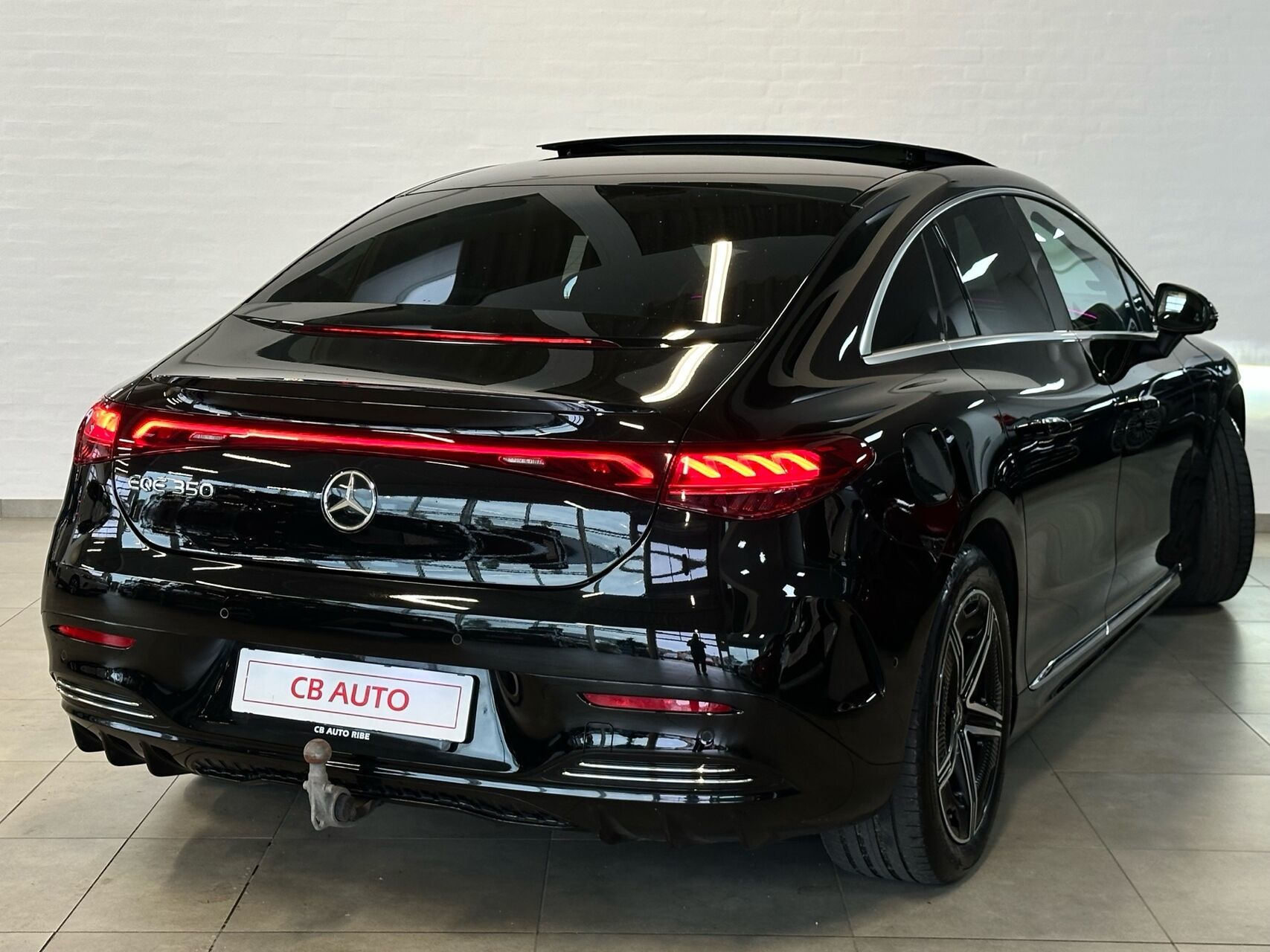 Sort Mercedes EQE350 fra 2023