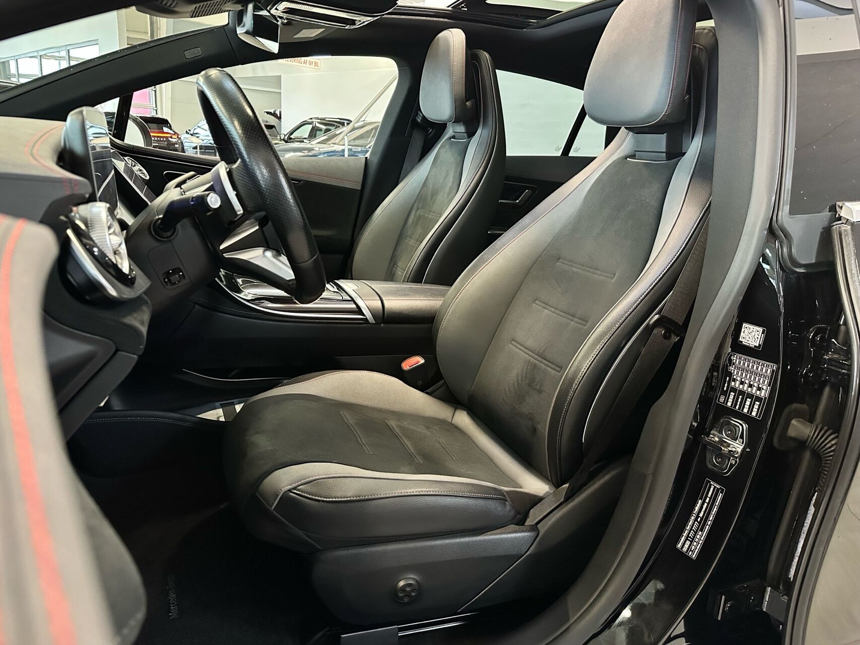 Sort Mercedes EQE350 fra 2023