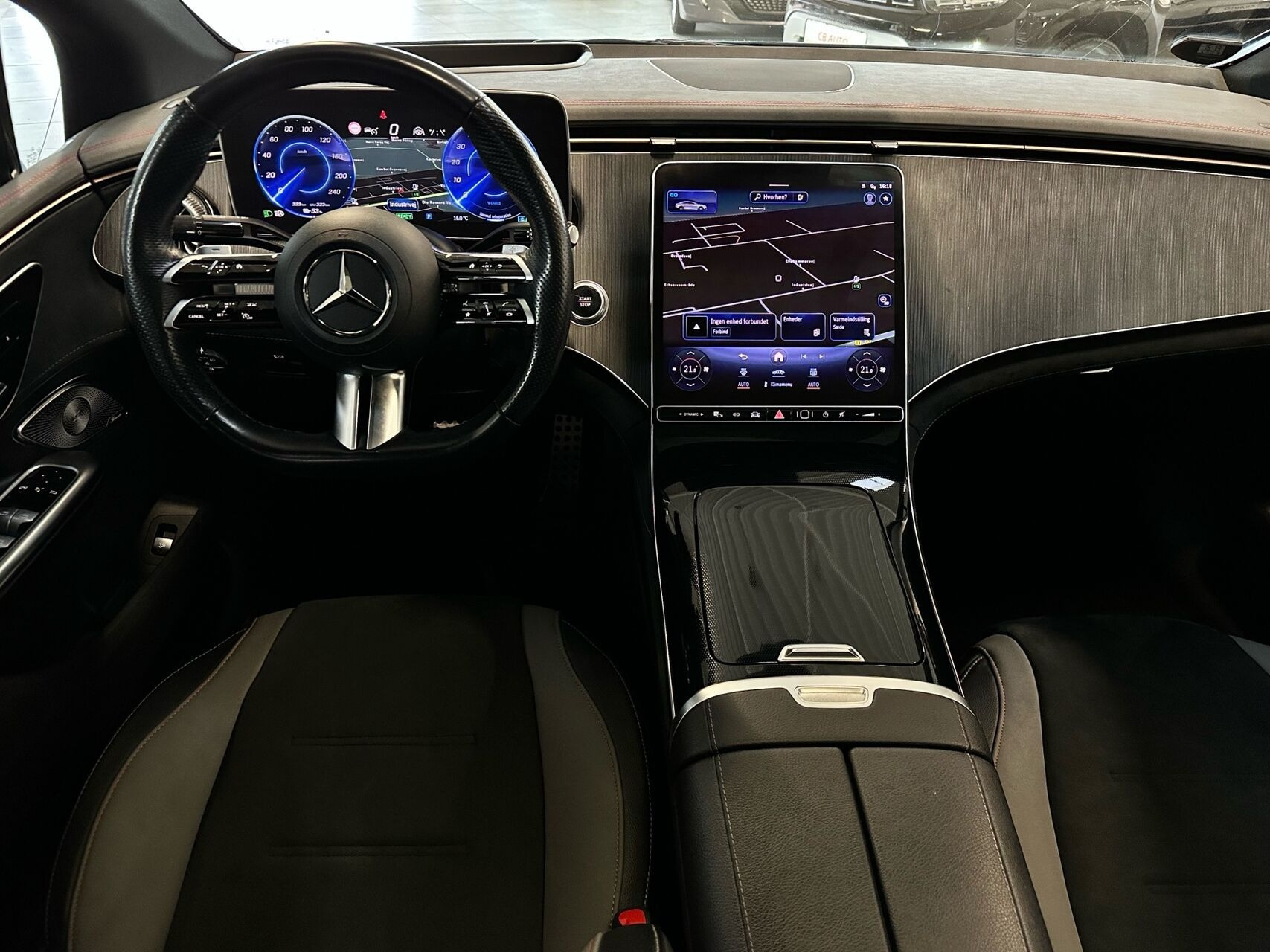 Sort Mercedes EQE350 fra 2023