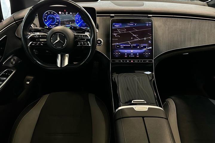 Sort Mercedes EQE350 fra 2023