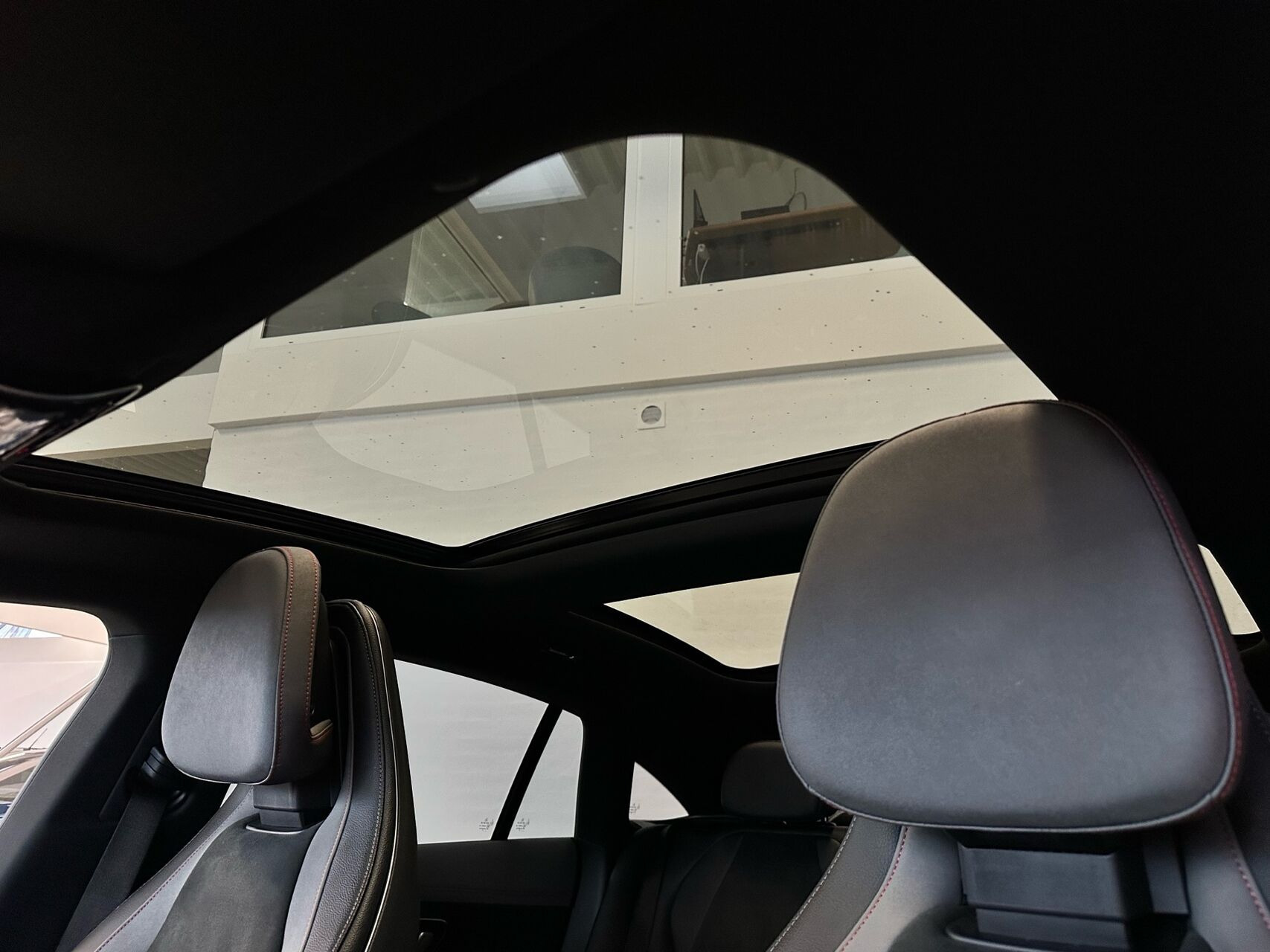 Sort Mercedes EQE350 fra 2023