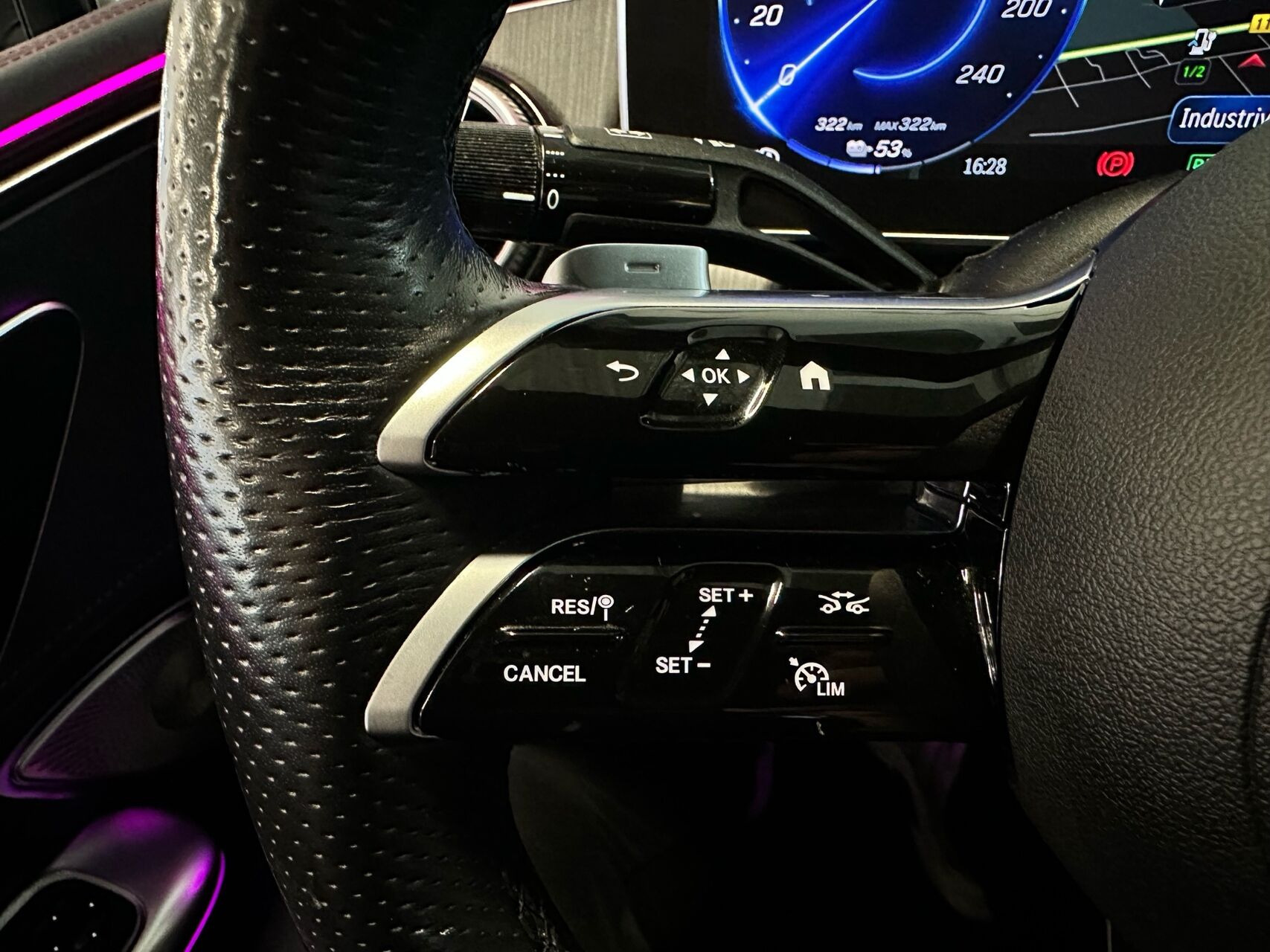 Sort Mercedes EQE350 fra 2023