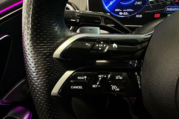 Sort Mercedes EQE350 fra 2023