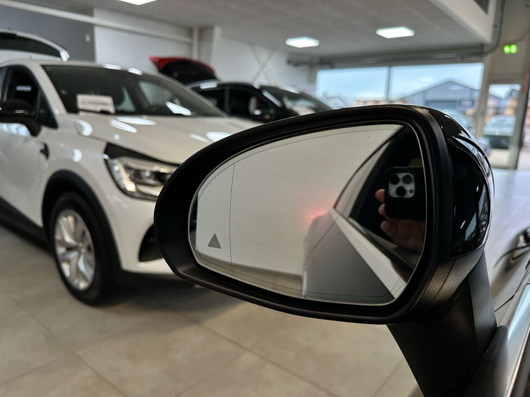 Sort Mercedes EQE350 fra 2023