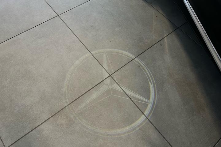 Sort Mercedes EQE350 fra 2023