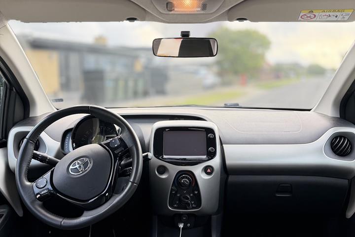 Hvid Toyota Aygo fra 2014