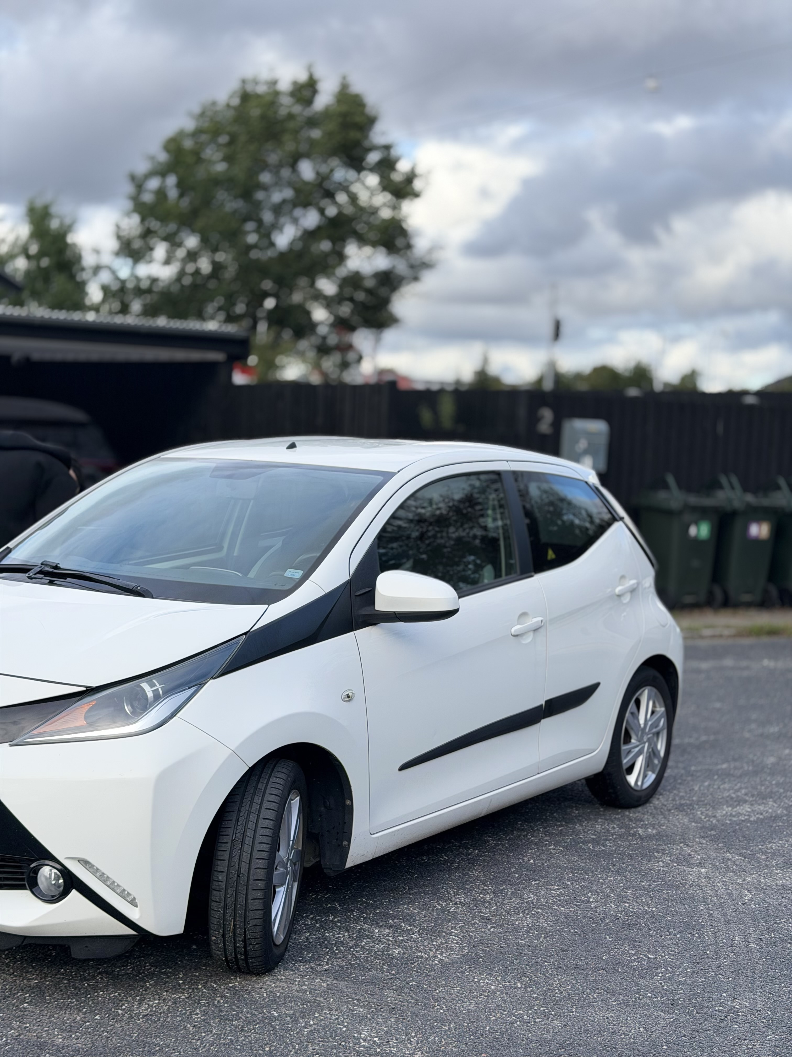 Hvid Toyota Aygo fra 2014