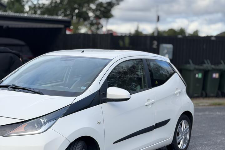 Hvid Toyota Aygo fra 2014