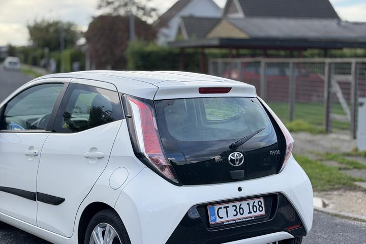 Hvid Toyota Aygo fra 2014