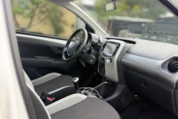 Hvid Toyota Aygo fra 2014