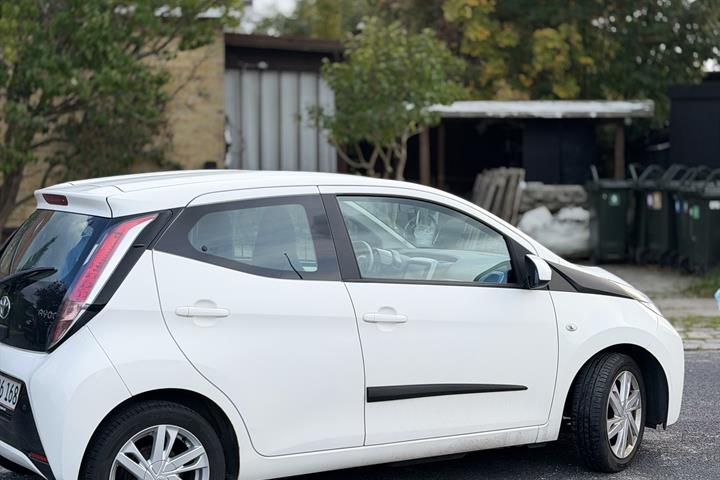 Hvid Toyota Aygo fra 2014