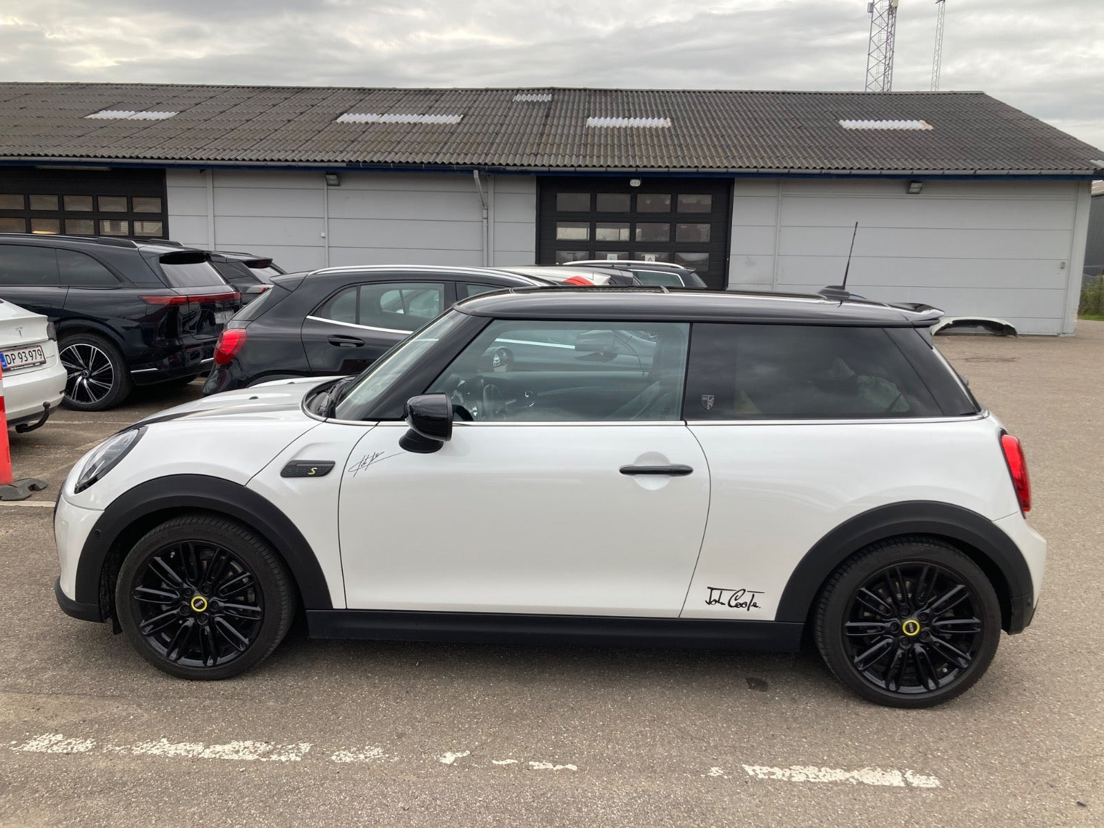 Hvid Mini Cooper SE fra 2024