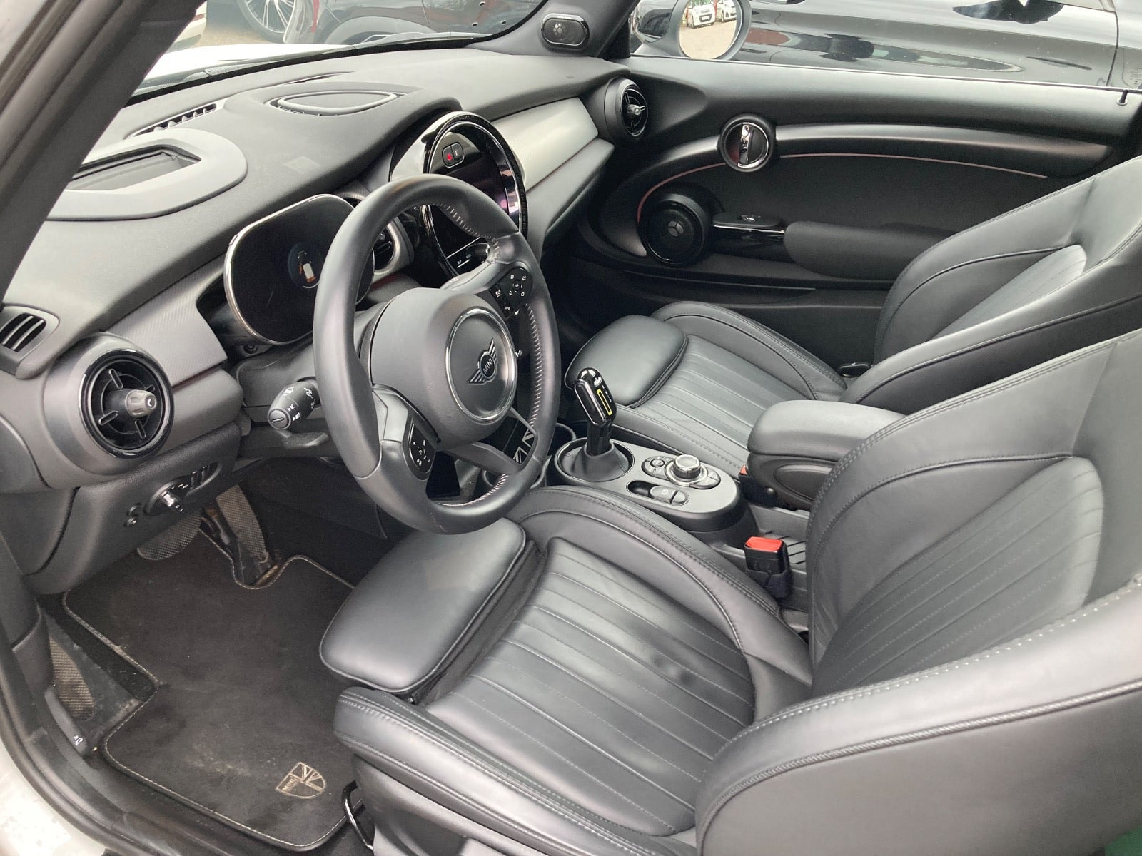 Hvid Mini Cooper SE fra 2024