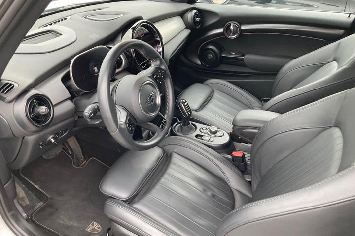 Hvid Mini Cooper SE fra 2024