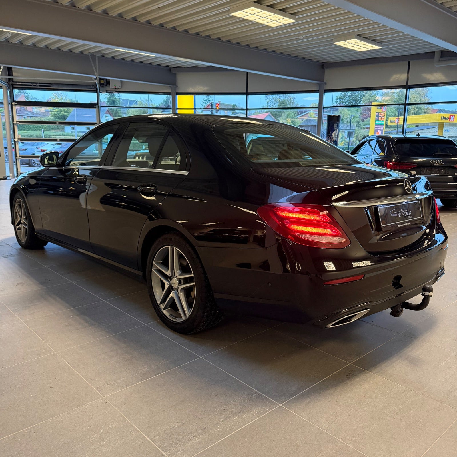 Sort Mercedes E220 d fra 2016