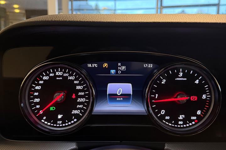 Sort Mercedes E220 d fra 2016
