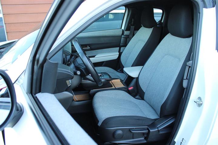 Hvid Mazda MX-30 fra 2022