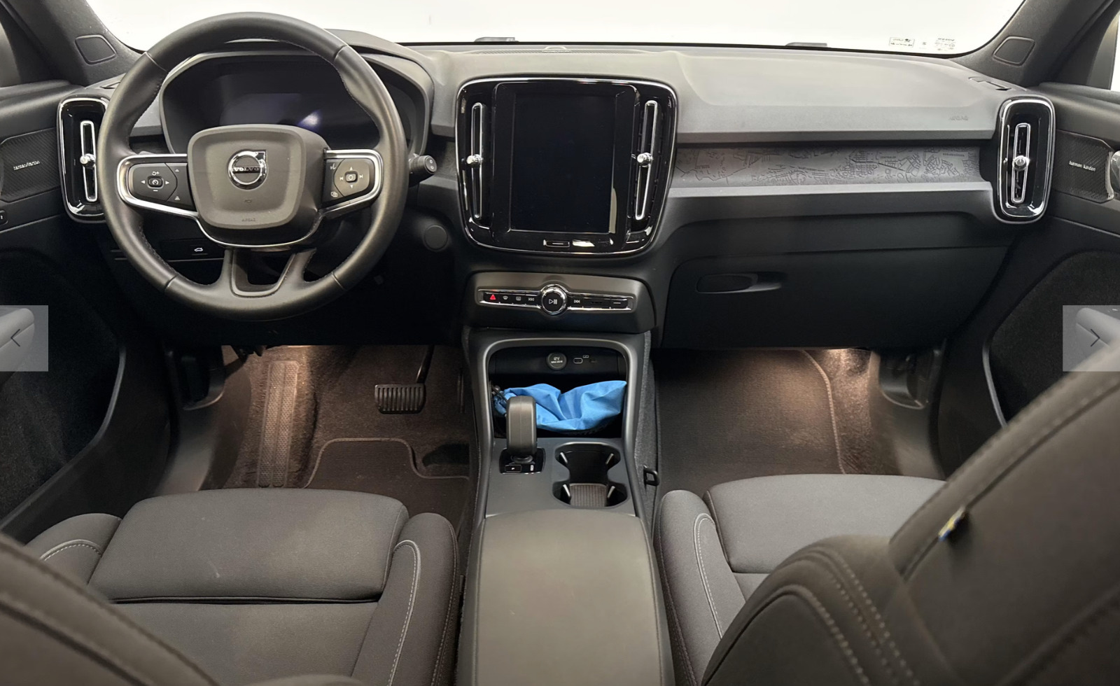 Sort Volvo EX40 fra 2025
