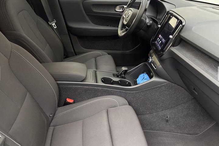 Sort Volvo EX40 fra 2025