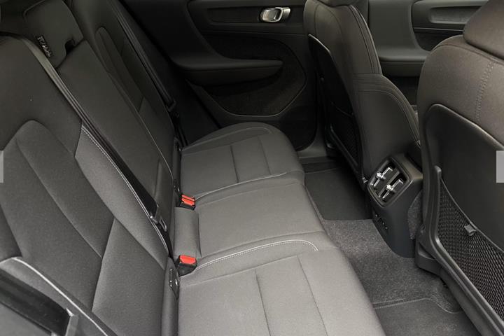 Sort Volvo EX40 fra 2025