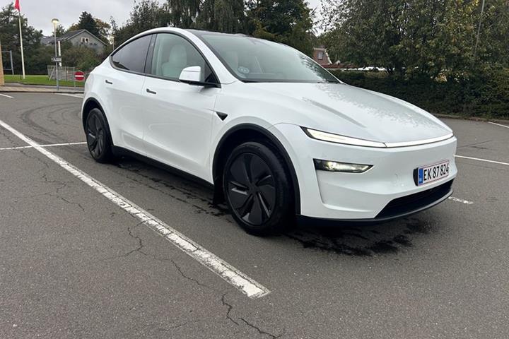 undefined Tesla Model Y fra 2025