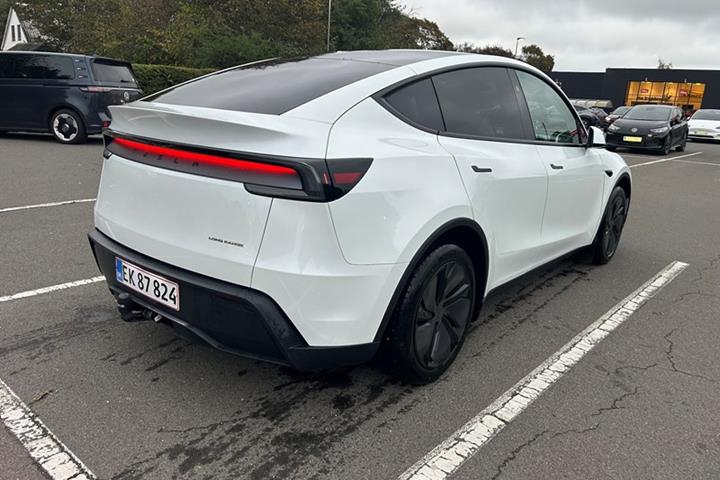 undefined Tesla Model Y fra 2025
