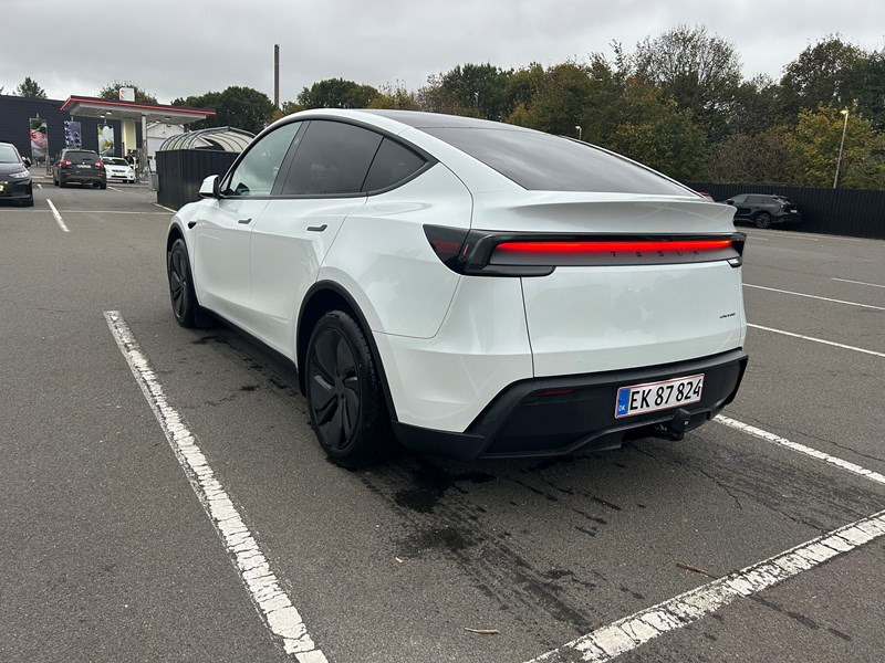 undefined Tesla Model Y fra 2025