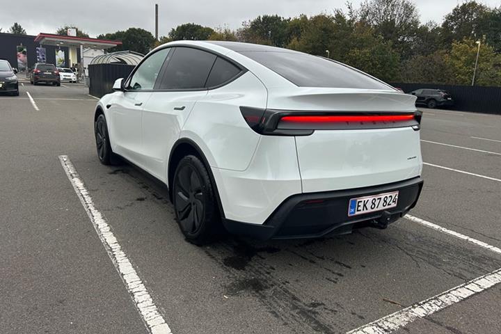 undefined Tesla Model Y fra 2025