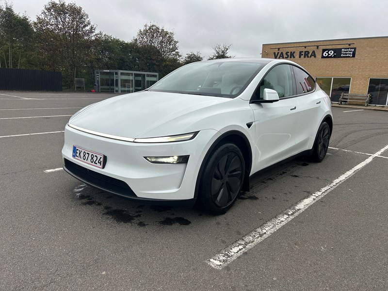 undefined Tesla Model Y fra 2025